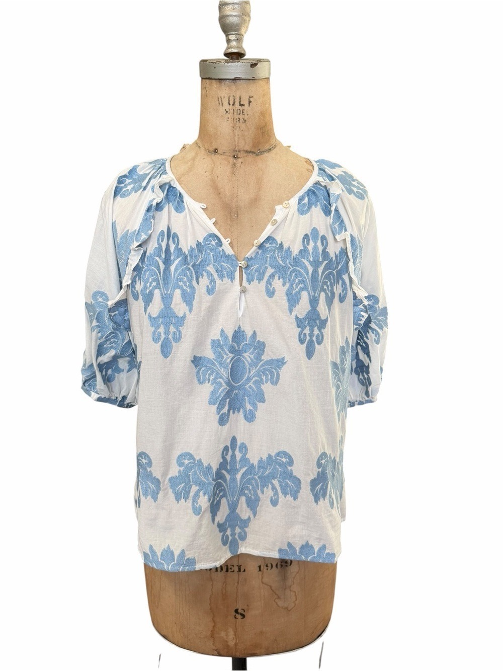 A Loves A White & Light Blue Cotton Damask Embroidered Peasant Blouse Size M